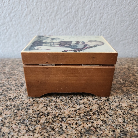 Vintage Wooden Fuji Wind Up Music Box Hummel Art Picture 🎶 Somewhere My Love 🎶 - Picture 6 of 16